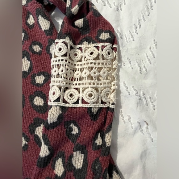 NWOT Maroon leopard top with crochet detail size M - Picture 5 of 7